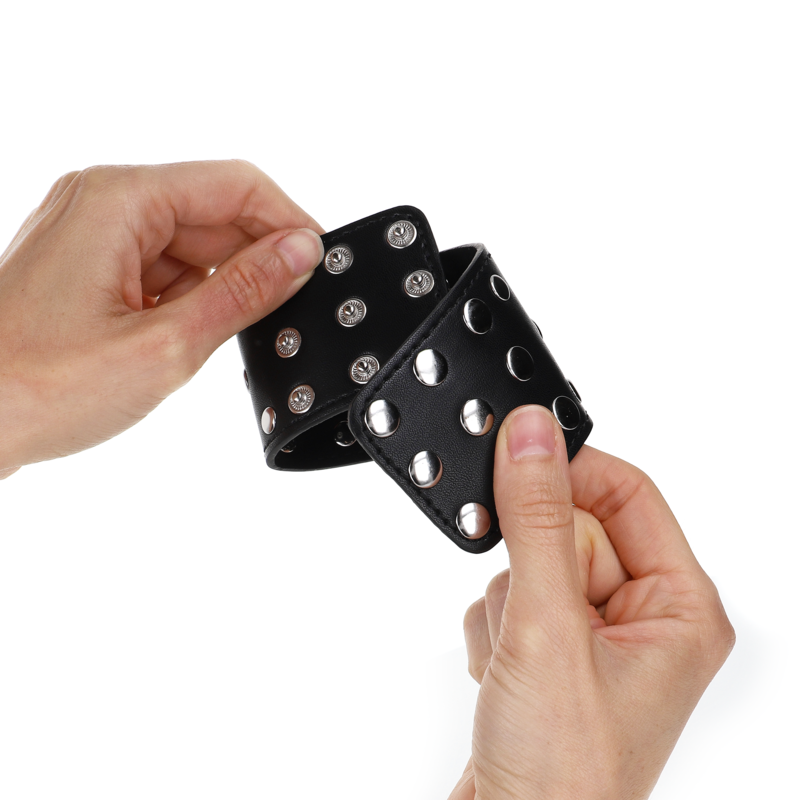 KINK - SUJECIONES DE MUÑECA CON CIERRE A PRESIÓN LLENO DE REMACHES NEGRO AJUSTABLE 19-24 CM X 5,5 CM