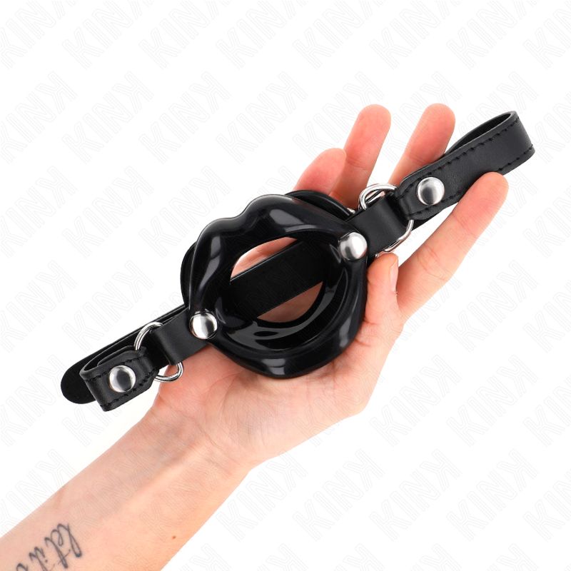 KINK - MORDAZA DE LABIOS DE 8 CM CON CORREA DE CUERO SINTÉTICO NEGRA 63 x 2 CM AJUSTABLE 39-58 CM