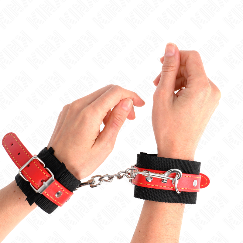 KINK - SUJECIONES DE MUÑECA DE NYLON NEGRAS CON CUERO SINTÉTICO ROJO AJUSTABLES 19-24 CM X 5,5 CM