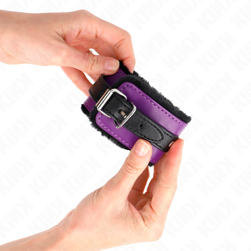 KINK - SUJECIONES DE MUÑECA CON FORRO DE PIEL PREMIUM NEGRO CON CINTURÓN MORADO/NEGRO AJUSTABLE 17-29 CM X 6 CM