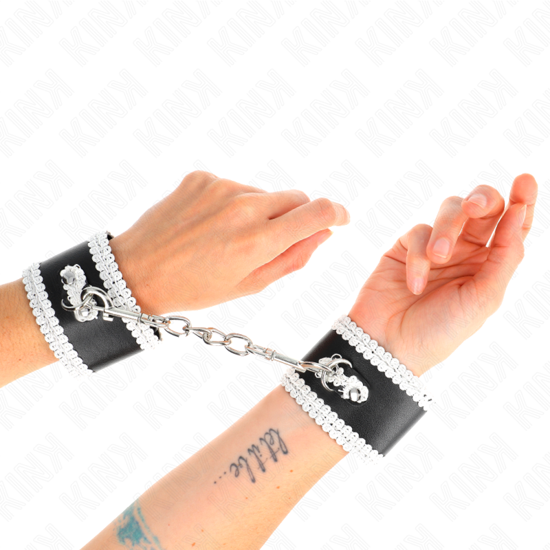 KINK - SUJECIONES DE MUÑECA NEGRAS CON ENCAJE DECORADO BLANCO AJUSTABLE 20-23 CM X 5,5 CM