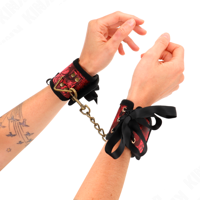 KINK - SUJECIONES DE MUÑECA SCANDAL CON DETALLES DE ENCAJE ROJO-NEGRO 24,5 CM X 6,5 CM
