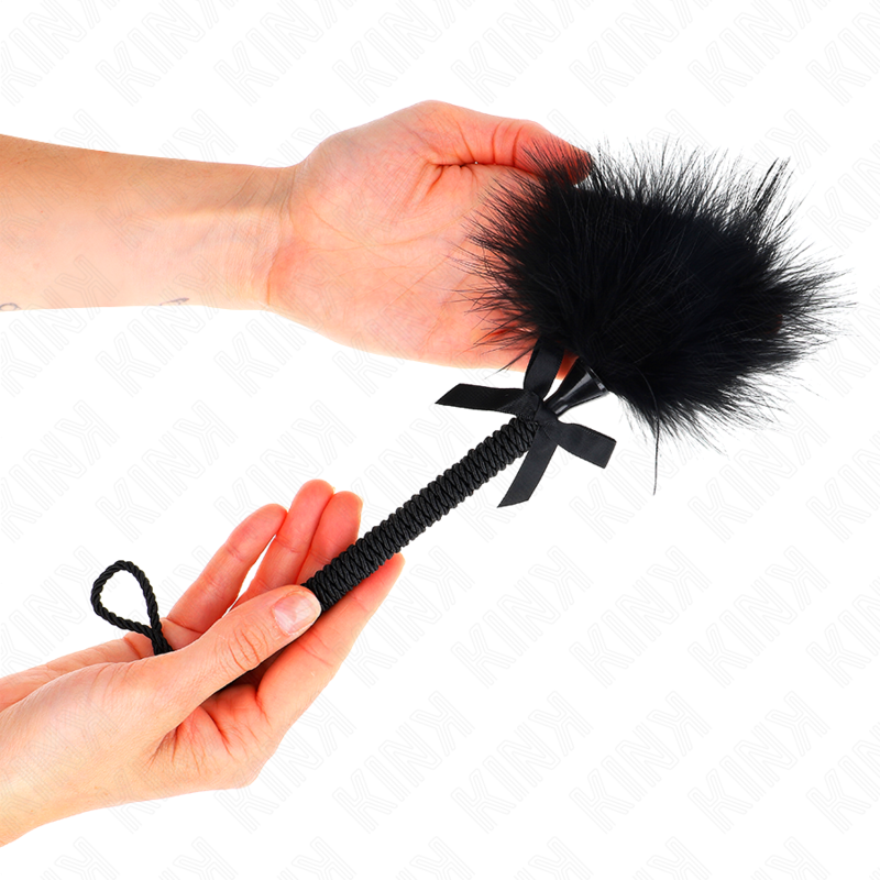 KINK - VARITA DE CUERDA DE NYLON CON PLUMAS DE COSQUILLEO Y LAZO NEGRO 25 CM