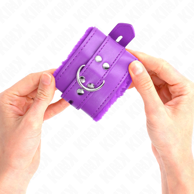 KINK - ATTACHES DE POIGNET DOUBLÉES DE FOURRURE AVEC TROUS CARRÉS VIOLET ET CEINTURE VIOLET RÉGLABLE 17-29 CM X 6 CM