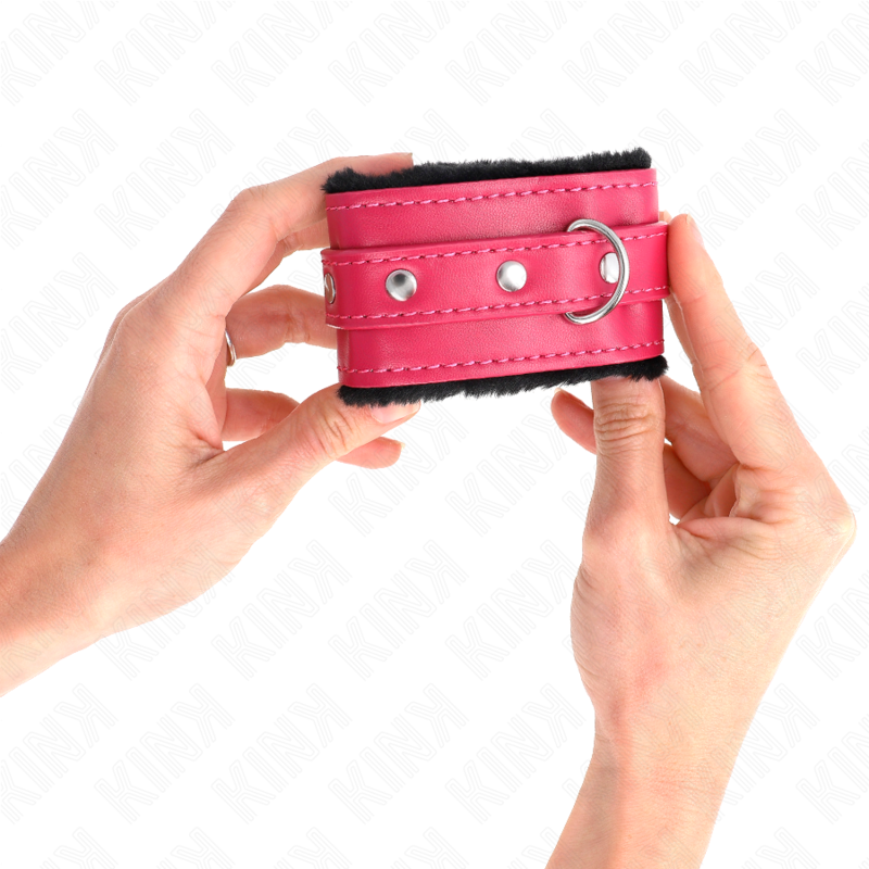 KINK - SUJECIONES DE MUÑECA CON FORRO DE PIEL PREMIUM NEGRO CON CINTURÓN ROSA FRAMBUESA AJUSTABLE 17-29 CM X 6 CM