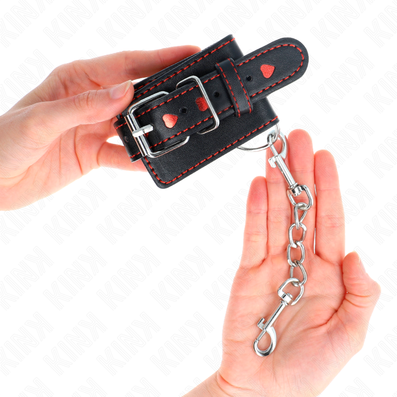 KINK - ATTACHES DE POIGNET NOIRES AVEC INCRUSTATION DE CŒUR ROUGE RÉGLABLES 21-28 CM X 5,5 CM